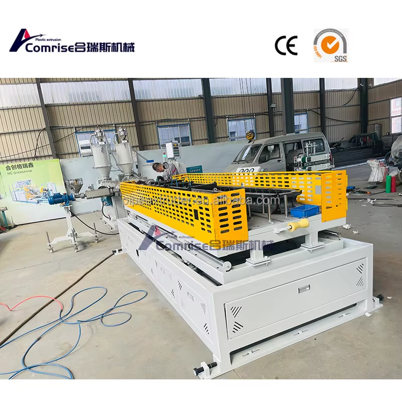 I clienti visitano la linea di produzione di tubi ondulati in fabbrica